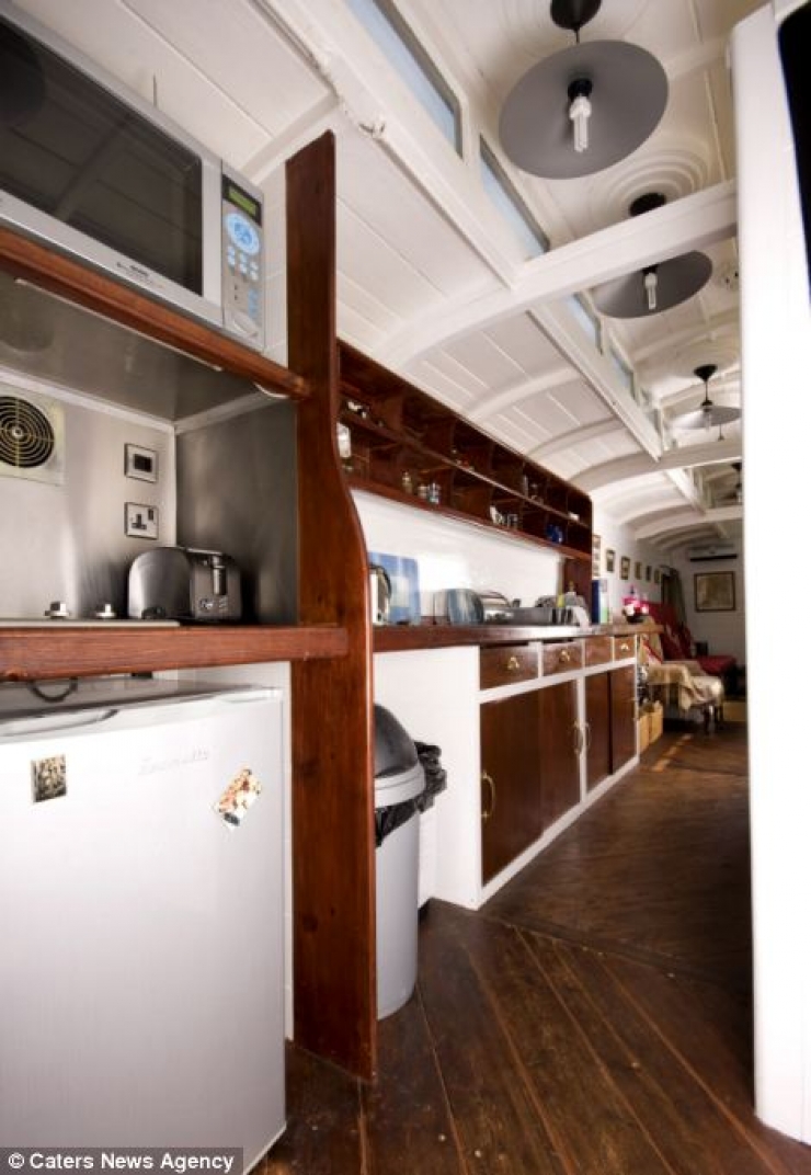 Illustration de l'article : Ils r&eacute;cup&egrave;rent des wagons qu'ils transforment en jolies petites habitations... Une id&eacute;e de g&eacute;nie !