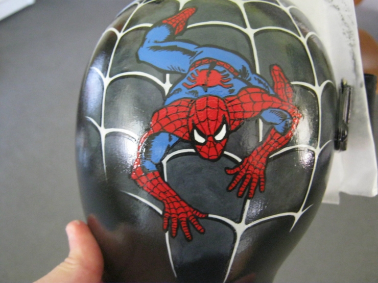 Illustration de l'article : Paula Strawn transforme des proth&egrave;ses en oeuvres d'art pour qu'elles soient plus agr&eacute;ables pour les b&eacute;b&eacute;s...