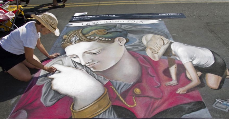 Illustration de l'article : Apr&egrave;s le ch&ocirc;mage et le divorce, elle gagne sa vie et voyage &agrave; travers le monde gr&acirc;ce &agrave; son art