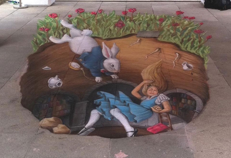 Illustration de l'article : Apr&egrave;s le ch&ocirc;mage et le divorce, elle gagne sa vie et voyage &agrave; travers le monde gr&acirc;ce &agrave; son art