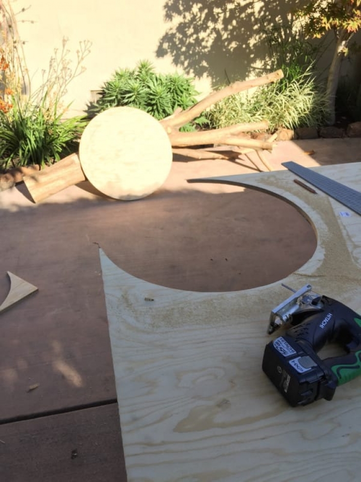 Illustration de l'article : Une grosse branche et un peu de cr&eacute;ativit&eacute; pour r&eacute;aliser un arbre &agrave; chat...