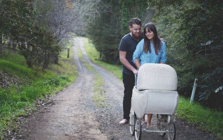 Illustration de l'article : Ce couple n'a pas l'intention d'avoir honte de cette s&eacute;ance photos pleine d'humour avec leur nouveau n&eacute; !
