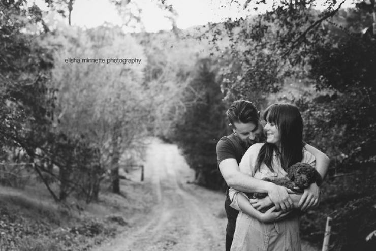 Illustration de l'article : Ce couple n'a pas l'intention d'avoir honte de cette s&eacute;ance photos pleine d'humour avec leur nouveau n&eacute; !