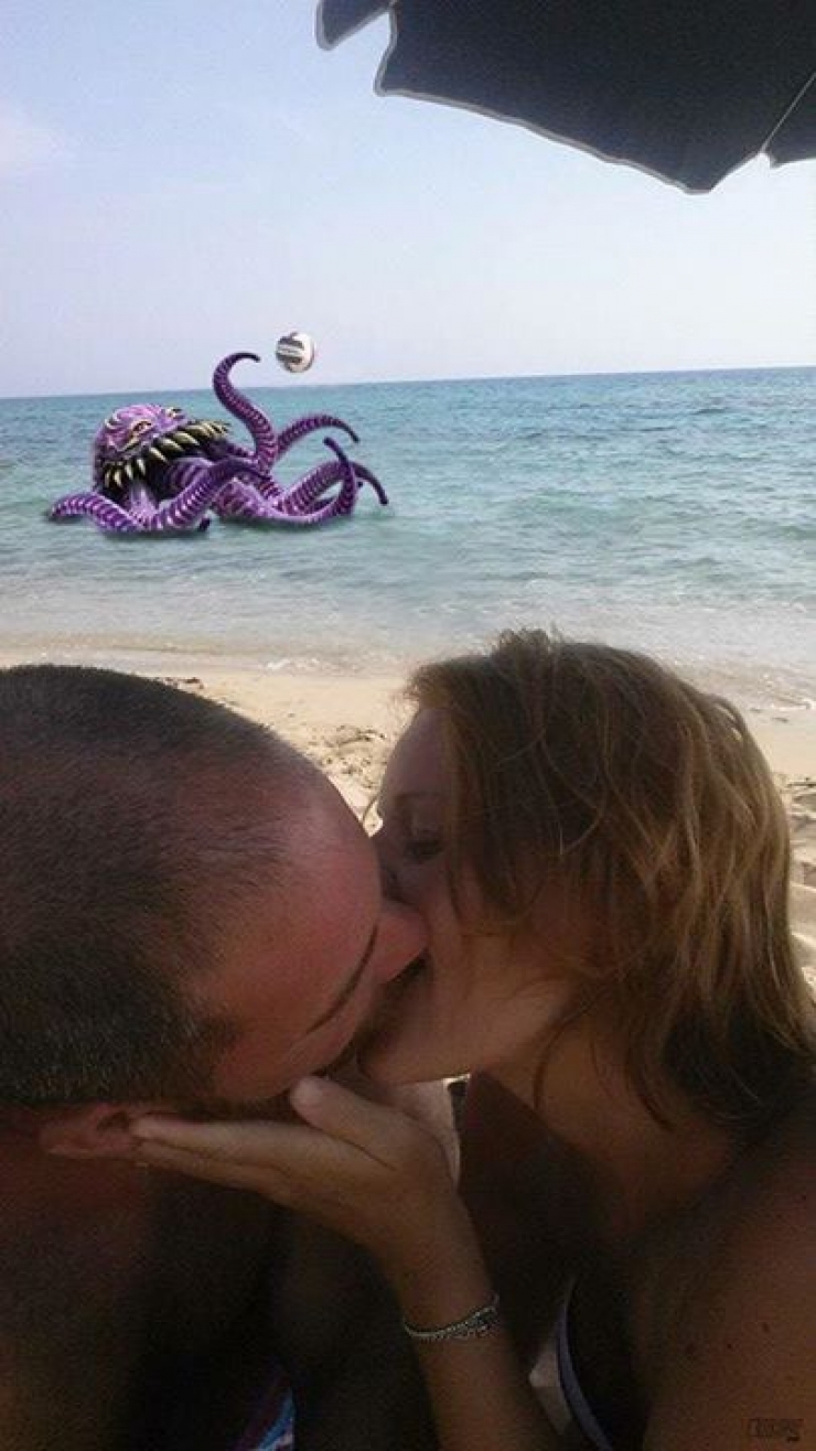 Illustration de l'article : Elle poste cette photo et demande aux internautes de retirer le garçon derrière... Les résultats sont hilarants !