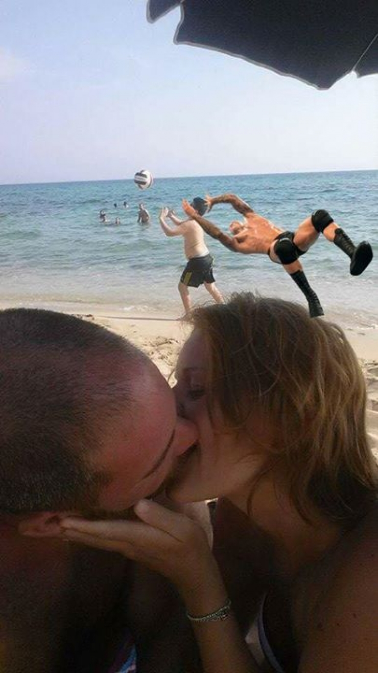 Illustration de l'article : Elle poste cette photo et demande aux internautes de retirer le garçon derrière... Les résultats sont hilarants !