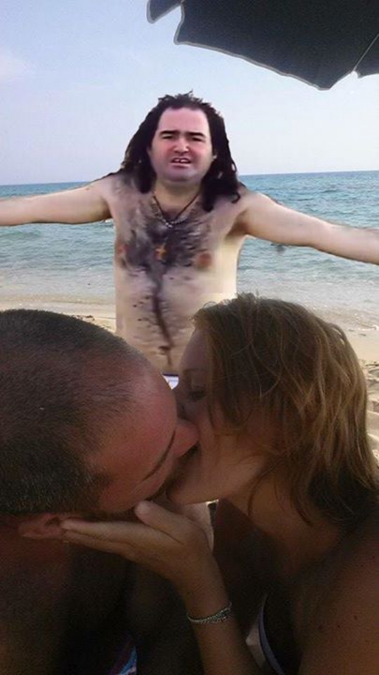 Illustration de l'article : Elle poste cette photo et demande aux internautes de retirer le garçon derrière... Les résultats sont hilarants !