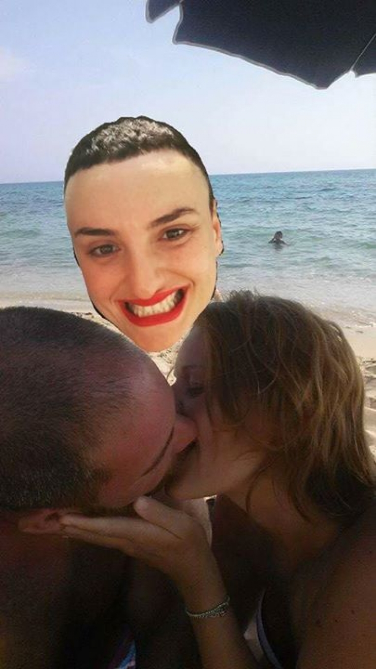 Illustration de l'article : Elle poste cette photo et demande aux internautes de retirer le garçon derrière... Les résultats sont hilarants !