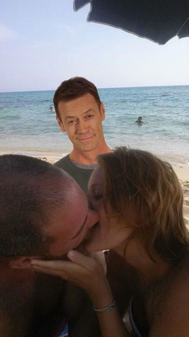 Illustration de l'article : Elle poste cette photo et demande aux internautes de retirer le garçon derrière... Les résultats sont hilarants !