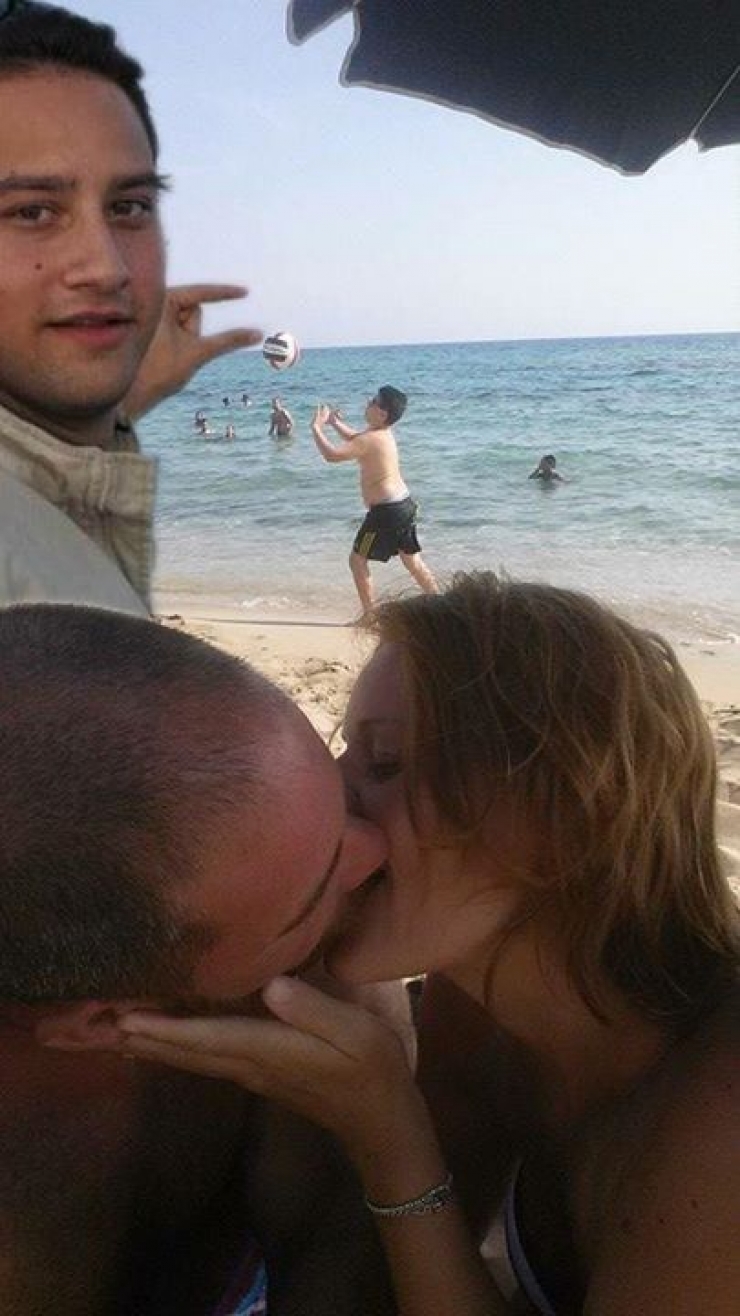 Illustration de l'article : Elle poste cette photo et demande aux internautes de retirer le garçon derrière... Les résultats sont hilarants !