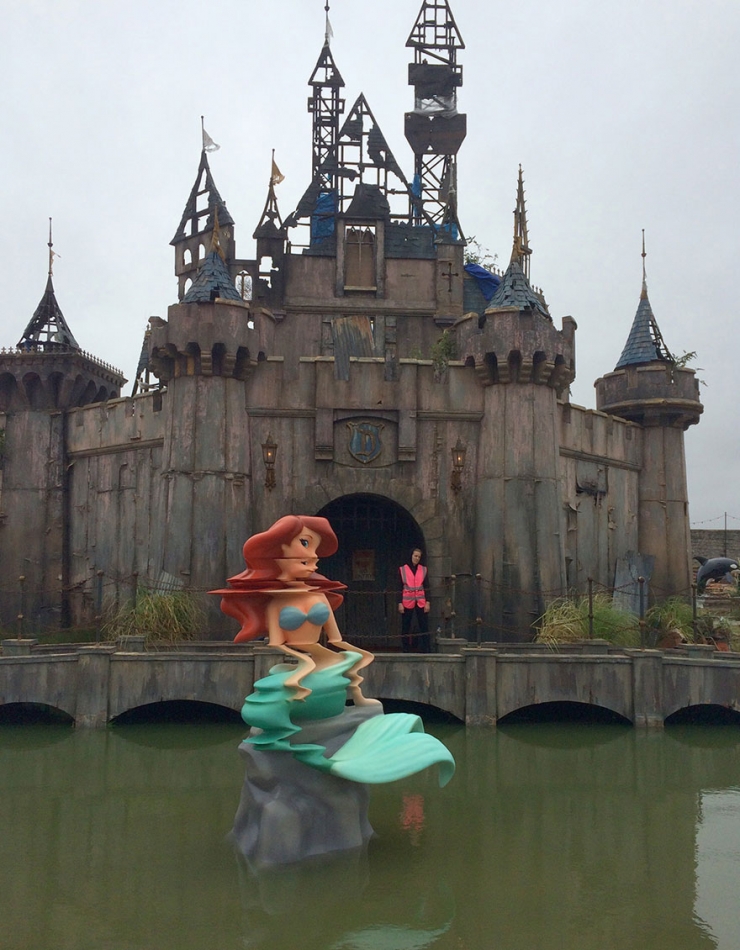 Illustration de l'article : Dismaland : le Disneyland glauque et cauchemardesque de Banksy...