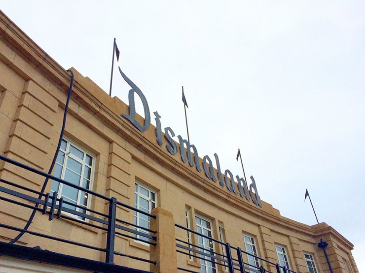 Illustration de l'article : Dismaland : le Disneyland glauque et cauchemardesque de Banksy...