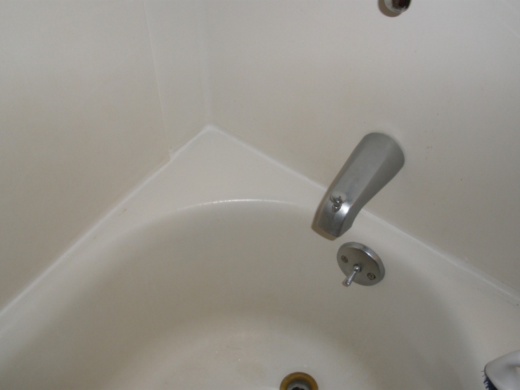 Illustration de l'article : Une astuce toute simple pour &eacute;liminer les moisissures autour de votre baignoire... Et sans frotter ! 