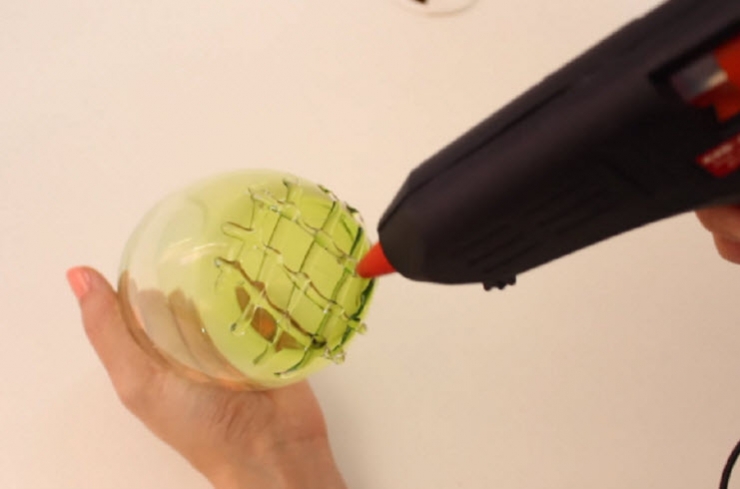 Illustration de l'article : Elle applique de la colle chaude sous un verre pour créer une belle décoration… De quoi vous réjouir pour les fêtes !