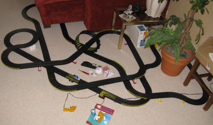 Illustration de l'article : Zoom sur 35 jouets qui ont dû vous marquer si vous étiez gosse dans les années 90… On jouait tous avec le 9 dans la cour de récréation !