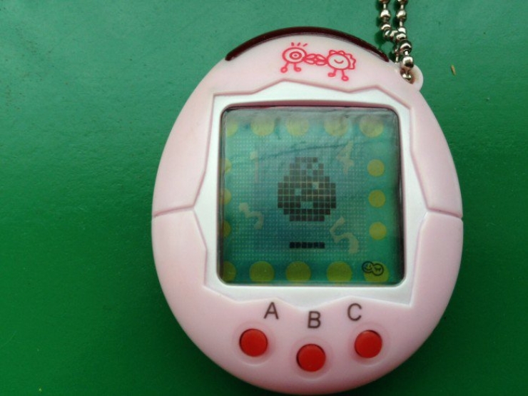 Illustration de l'article : Zoom sur 35 jouets qui ont dû vous marquer si vous étiez gosse dans les années 90… On jouait tous avec le 9 dans la cour de récréation !