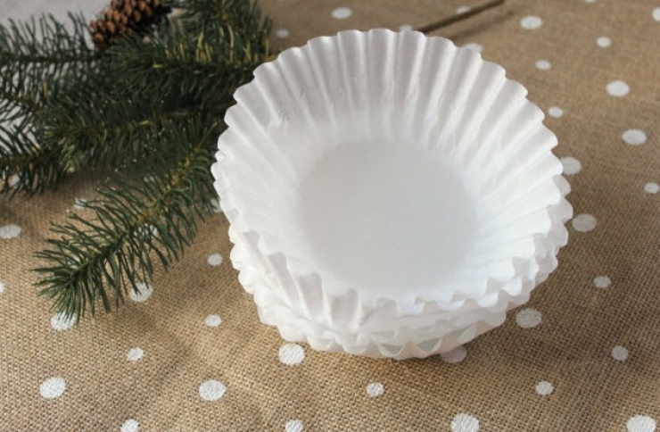 Illustration de l'article : Wow, elle coupe des filtres à café pour réaliser une décoration que vous voudrez tous pour Noël ! Et c’est simple à faire...