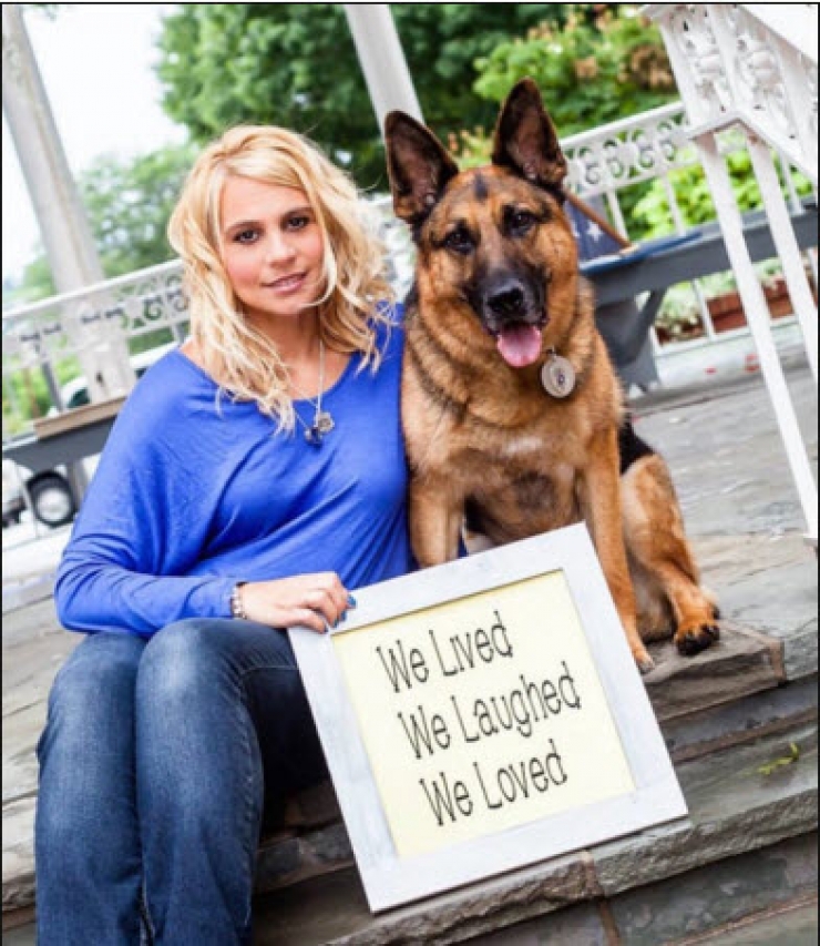 Illustration de l'article : Elle pose sur une photo avec son chien mais attendez de voir ce qu’elle tient en main… Magnifique hommage !