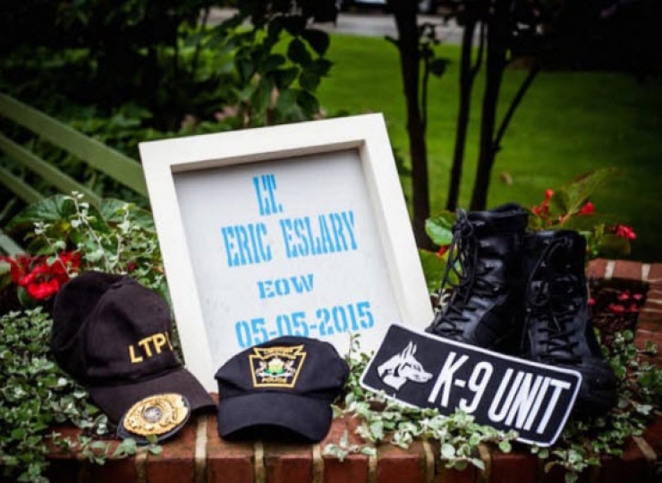 Illustration de l'article : Elle pose sur une photo avec son chien mais attendez de voir ce qu’elle tient en main… Magnifique hommage !