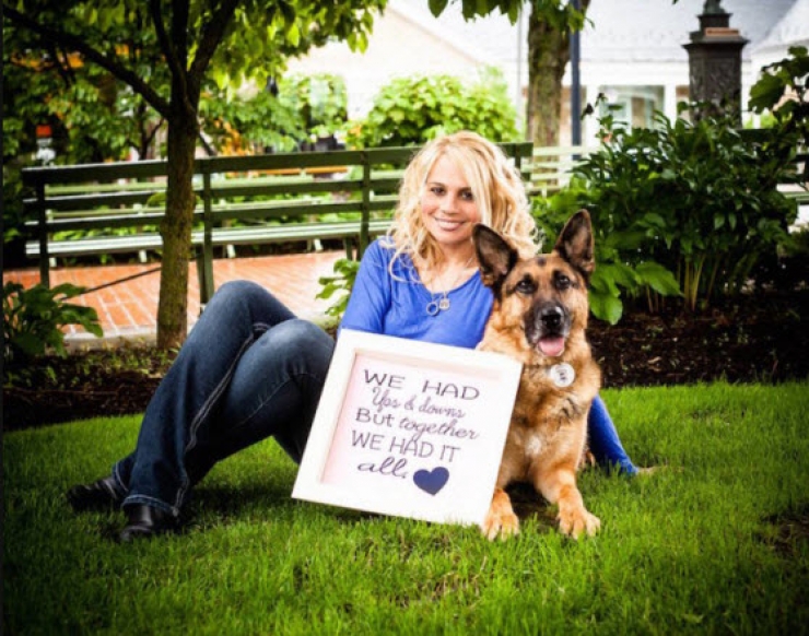 Illustration de l'article : Elle pose sur une photo avec son chien mais attendez de voir ce qu’elle tient en main… Magnifique hommage !