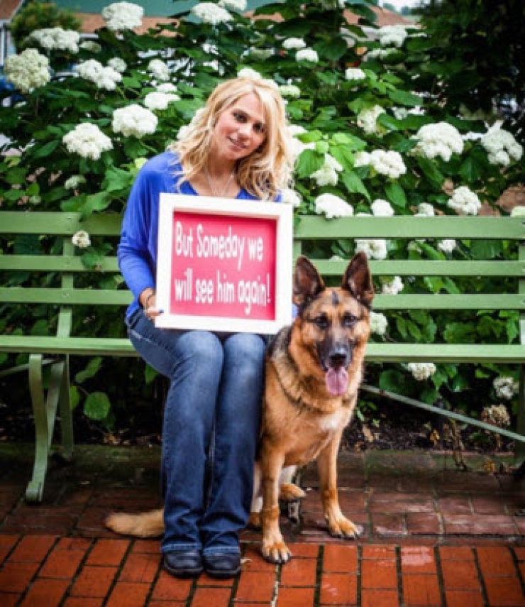 Illustration de l'article : Elle pose sur une photo avec son chien mais attendez de voir ce qu’elle tient en main… Magnifique hommage !