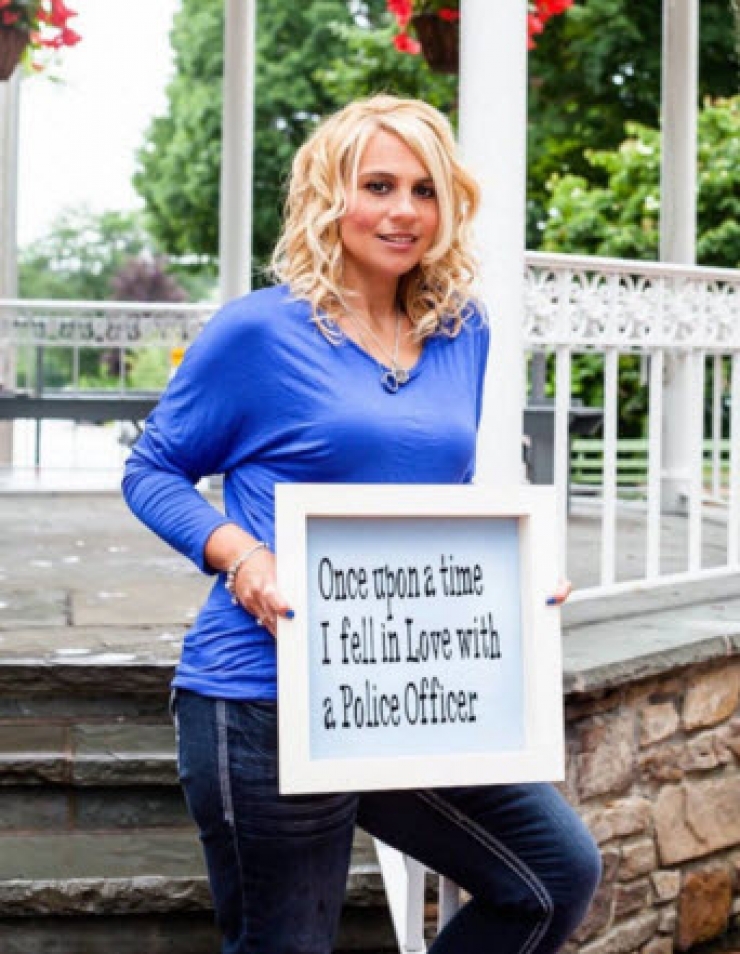 Illustration de l'article : Elle pose sur une photo avec son chien mais attendez de voir ce qu’elle tient en main… Magnifique hommage !