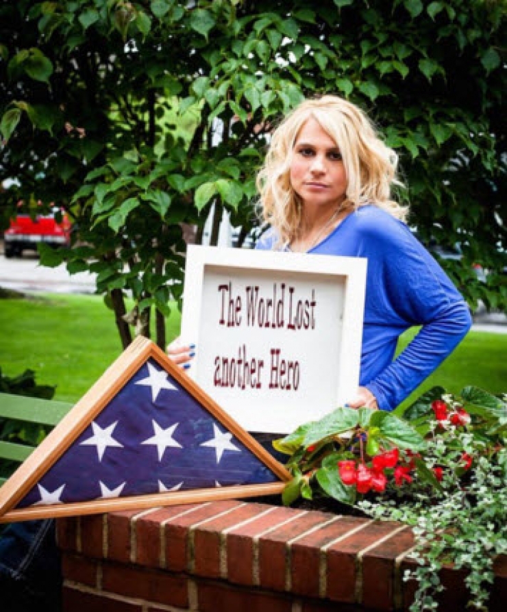 Illustration de l'article : Elle pose sur une photo avec son chien mais attendez de voir ce qu’elle tient en main… Magnifique hommage !