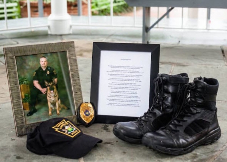 Illustration de l'article : Elle pose sur une photo avec son chien mais attendez de voir ce qu’elle tient en main… Magnifique hommage !