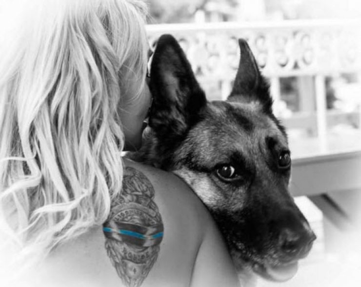 Illustration de l'article : Elle pose sur une photo avec son chien mais attendez de voir ce qu’elle tient en main… Magnifique hommage !