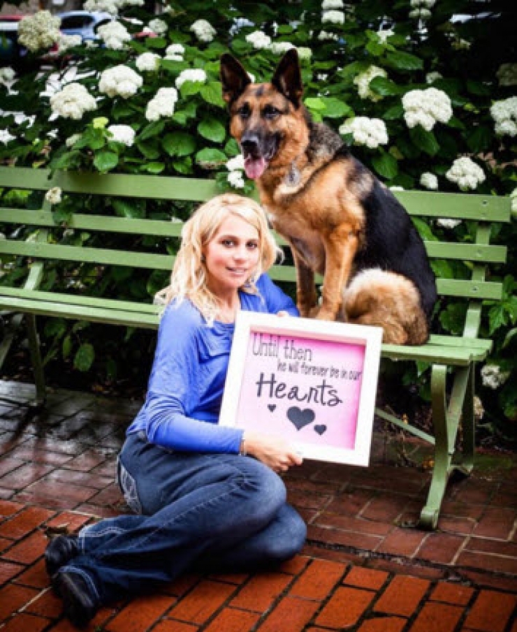 Illustration de l'article : Elle pose sur une photo avec son chien mais attendez de voir ce qu’elle tient en main… Magnifique hommage !