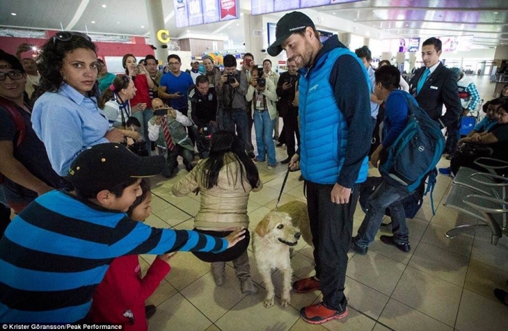 Illustration de l'article : En donnant une simple boulette de viande à un chien errant, il ne s’imaginait pas que ça changerait sa vie...