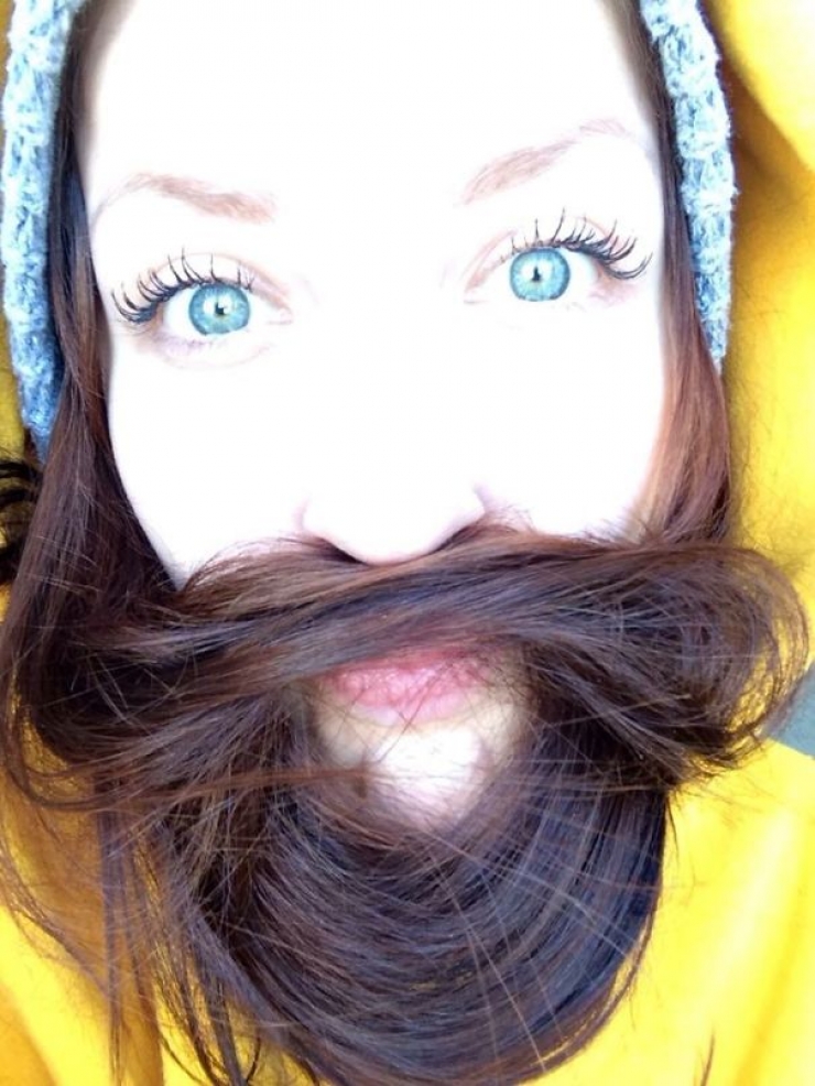 Illustration de l'article : Se tailler les cheveux en forme de barbe, la nouvelle mode des femmes qui fait fureur… Qu’en pensez-vous ?