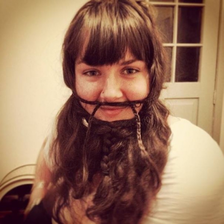 Illustration de l'article : Se tailler les cheveux en forme de barbe, la nouvelle mode des femmes qui fait fureur… Qu’en pensez-vous ?