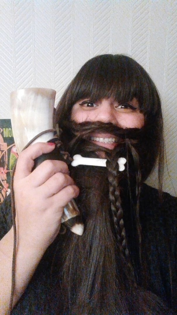 Illustration de l'article : Se tailler les cheveux en forme de barbe, la nouvelle mode des femmes qui fait fureur… Qu’en pensez-vous ?