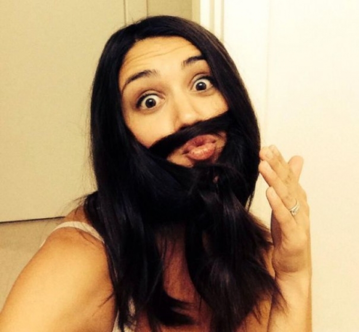 Illustration de l'article : Se tailler les cheveux en forme de barbe, la nouvelle mode des femmes qui fait fureur… Qu’en pensez-vous ?