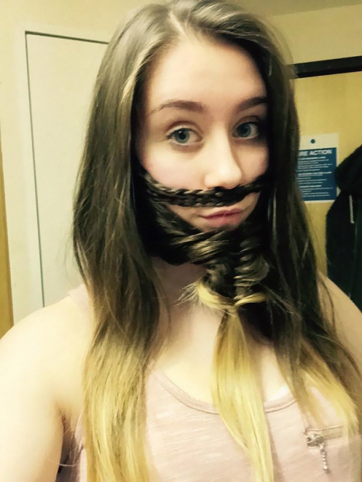 Illustration de l'article : Se tailler les cheveux en forme de barbe, la nouvelle mode des femmes qui fait fureur… Qu’en pensez-vous ?