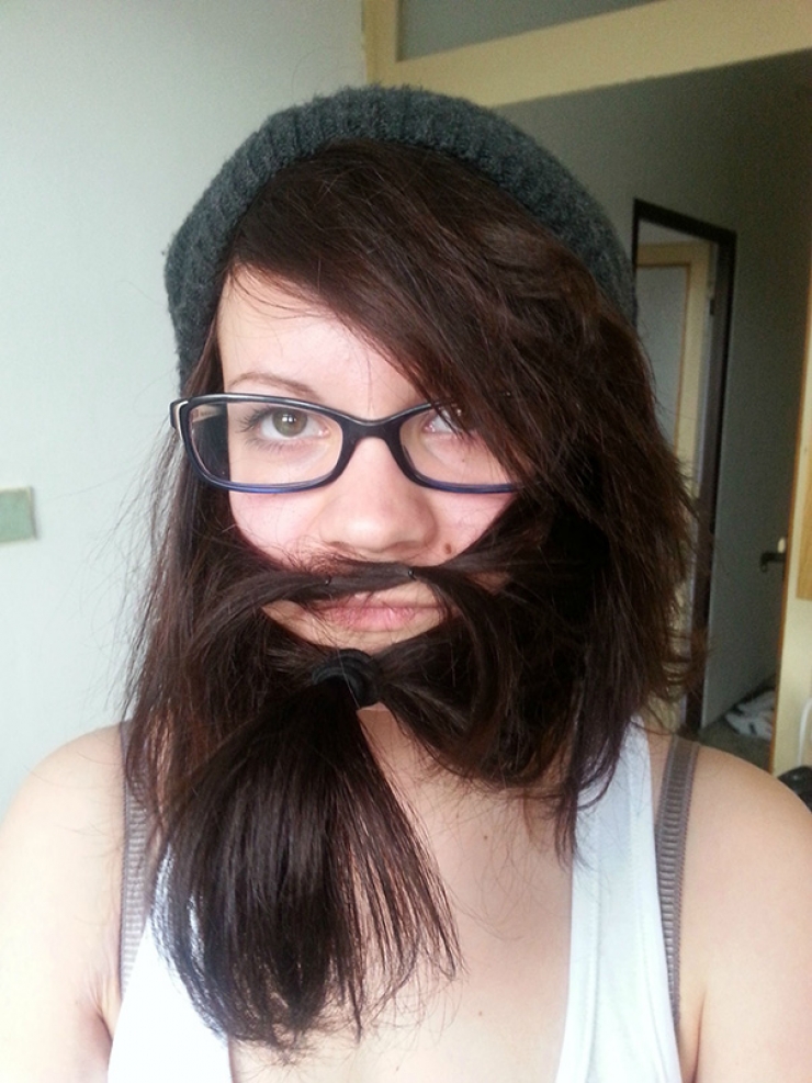 Illustration de l'article : Se tailler les cheveux en forme de barbe, la nouvelle mode des femmes qui fait fureur… Qu’en pensez-vous ?