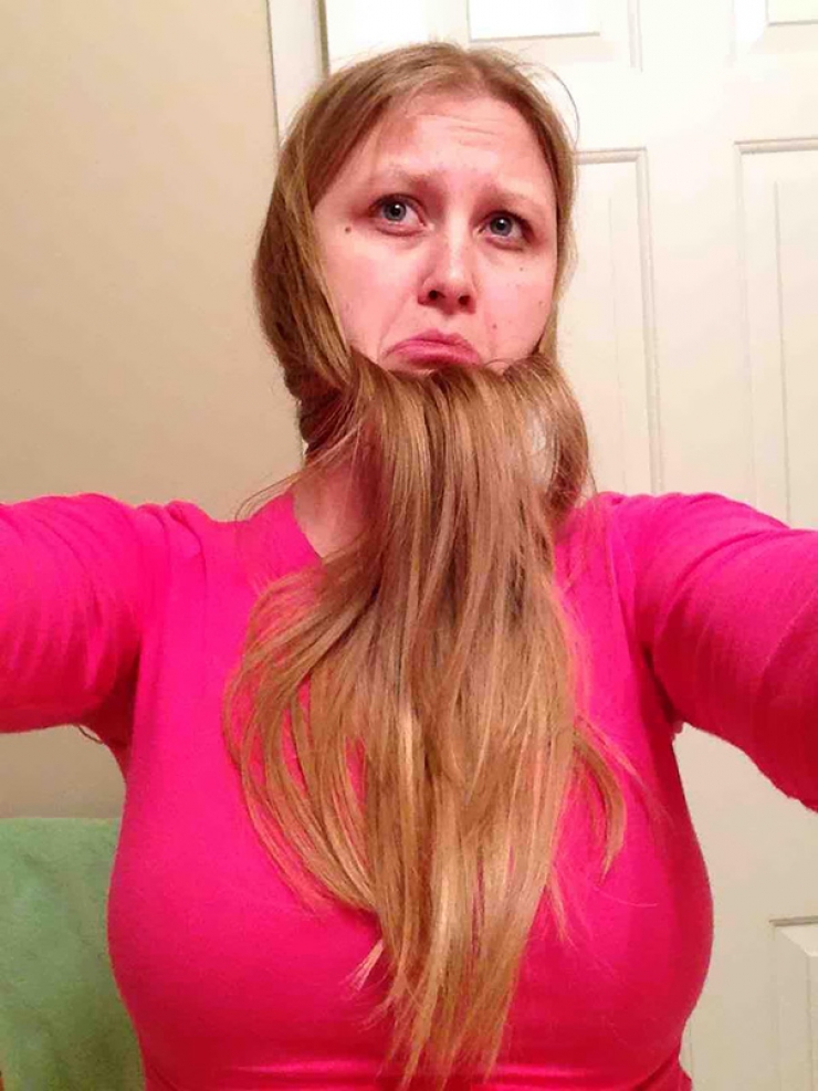 Illustration de l'article : Se tailler les cheveux en forme de barbe, la nouvelle mode des femmes qui fait fureur… Qu’en pensez-vous ?