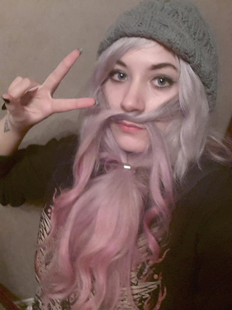 Illustration de l'article : Se tailler les cheveux en forme de barbe, la nouvelle mode des femmes qui fait fureur… Qu’en pensez-vous ?