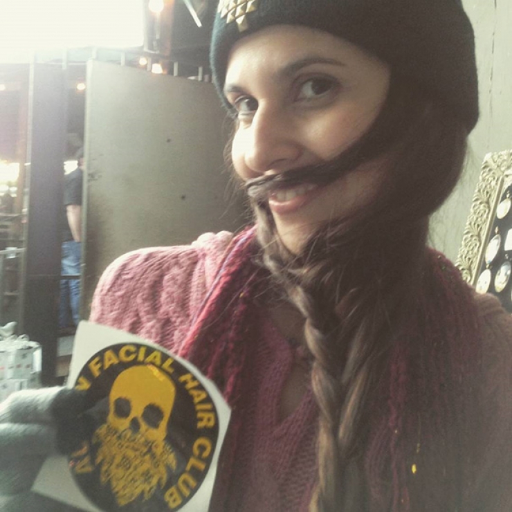 Illustration de l'article : Se tailler les cheveux en forme de barbe, la nouvelle mode des femmes qui fait fureur… Qu’en pensez-vous ?