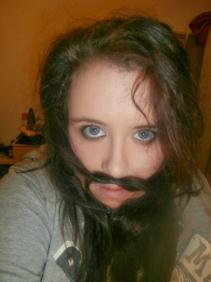 Illustration de l'article : Se tailler les cheveux en forme de barbe, la nouvelle mode des femmes qui fait fureur… Qu’en pensez-vous ?