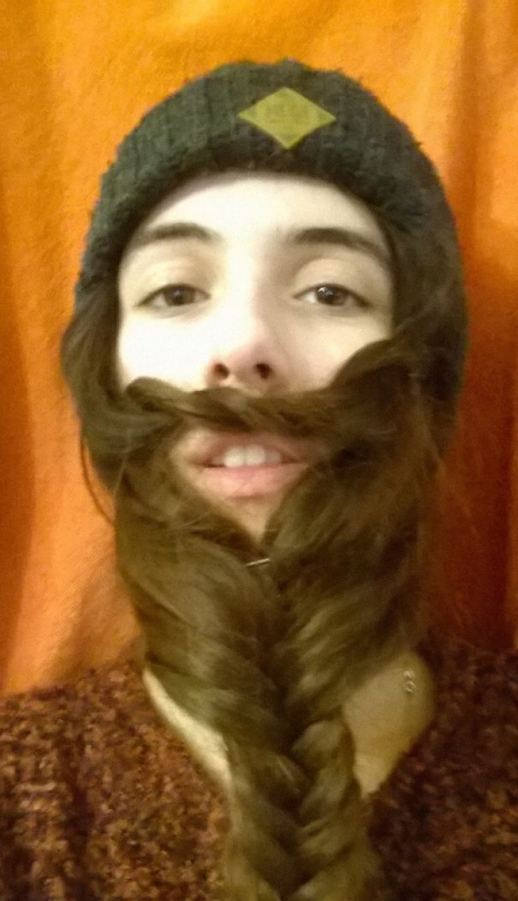 Illustration de l'article : Se tailler les cheveux en forme de barbe, la nouvelle mode des femmes qui fait fureur… Qu’en pensez-vous ?