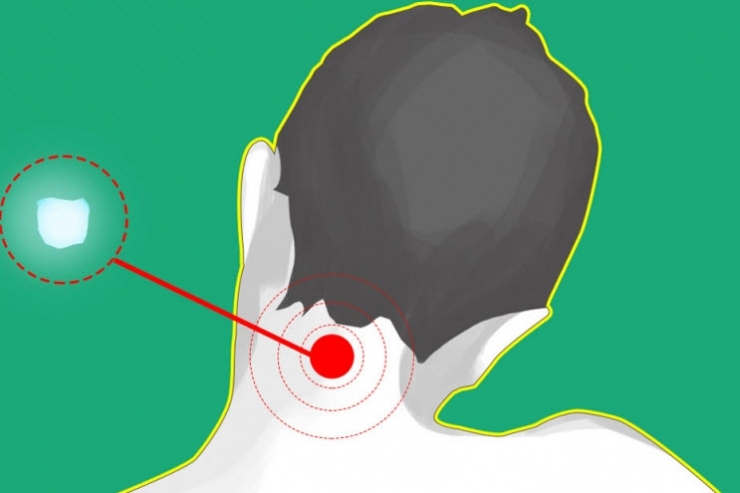 Illustration de l'article : Elle place un gla&ccedil;on sur un point particulier de son cou et ce qu&rsquo;il lui arrive est vraiment magique&hellip;Ce truc va changer votre vie!