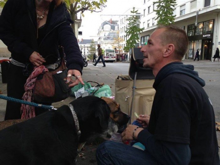 Illustration de l'article : Cet ancien sdf du nom de Christophe vient de créer une association magnifique qui a pour but de venir en aide à tous les chiens des sans-abris. Il nous dit tout: 