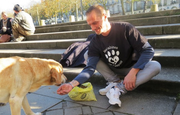 Illustration de l'article : Cet ancien sdf du nom de Christophe vient de créer une association magnifique qui a pour but de venir en aide à tous les chiens des sans-abris. Il nous dit tout: 