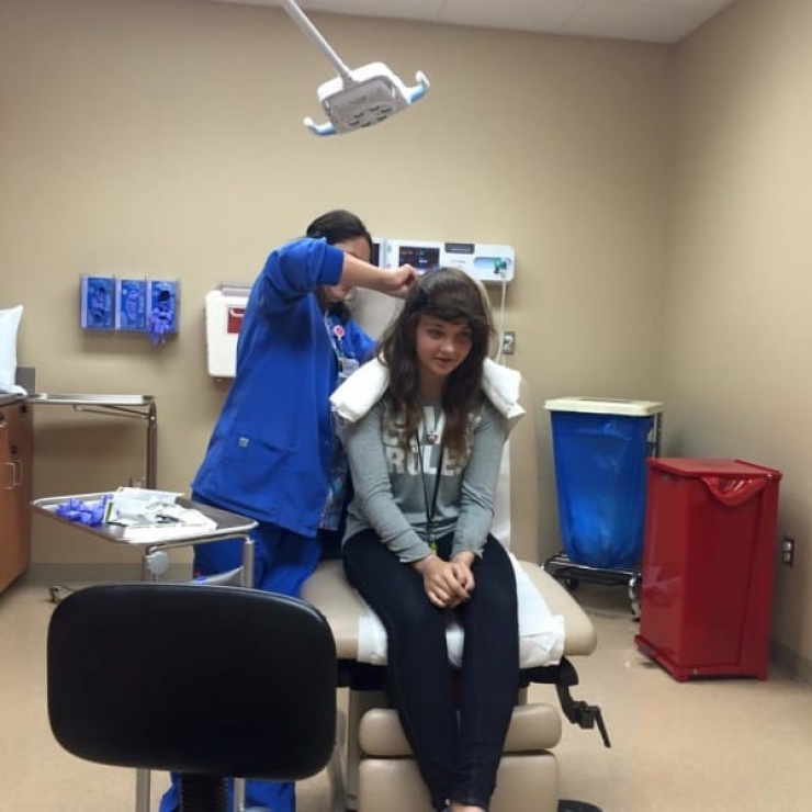 Illustration de l'article : Brûlée après avoir subi des intimidations, ce qu’une coiffeuse fait pour elle est formidable !