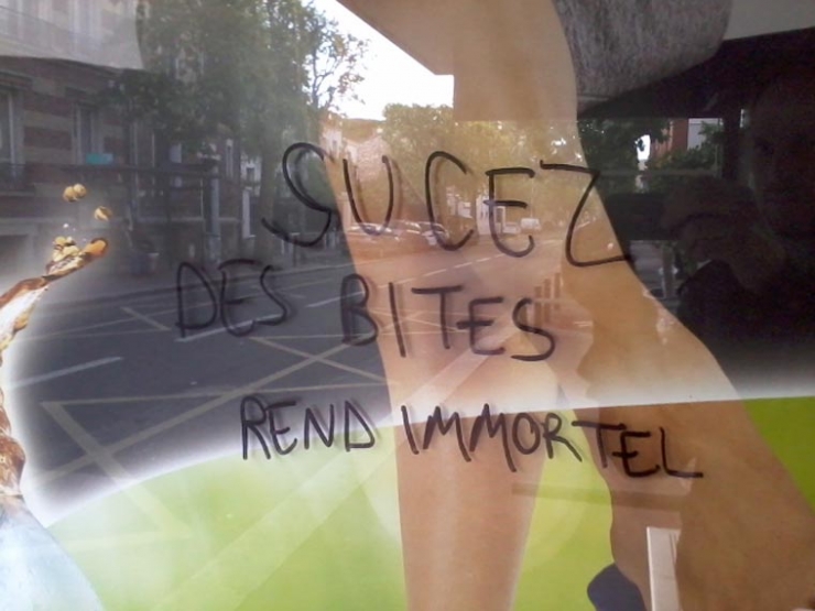 Illustration de l'article : Les Graffitivre: Des graffitis hilarants mais désordonnés faits par des gens complètement ivres !