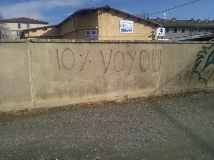 Illustration de l'article : Les Graffitivre: Des graffitis hilarants mais désordonnés faits par des gens complètement ivres !