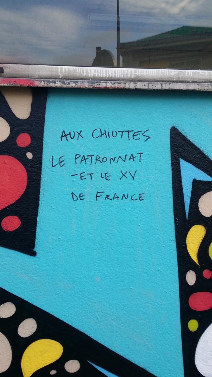 Illustration de l'article : Les Graffitivre: Des graffitis hilarants mais désordonnés faits par des gens complètement ivres !