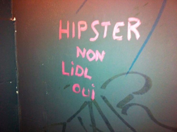 Illustration de l'article : Les Graffitivre: Des graffitis hilarants mais désordonnés faits par des gens complètement ivres !