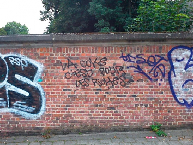 Illustration de l'article : Les Graffitivre: Des graffitis hilarants mais désordonnés faits par des gens complètement ivres !